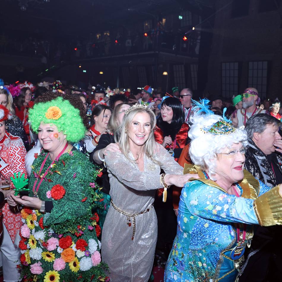 Karneval in Mönchengladbach: Buntes Narrenvolk feiert im ausverkauften Kunstwerk