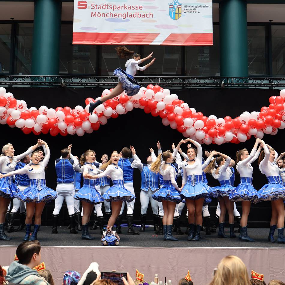 Prinzenpaar-Empfang in Mönchengladbach: Höhenflüge der guten Laune in der Stadtsparkasse