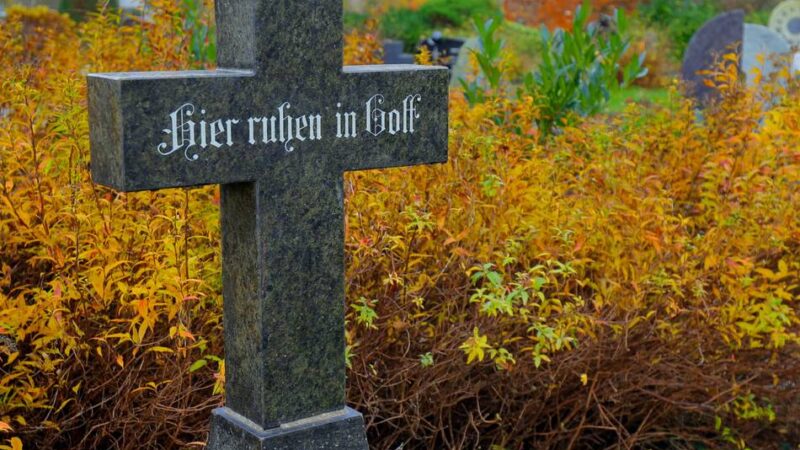 Alpens Friedhofsgebühren steigen: Hohe Rechnung für die Beerdigung