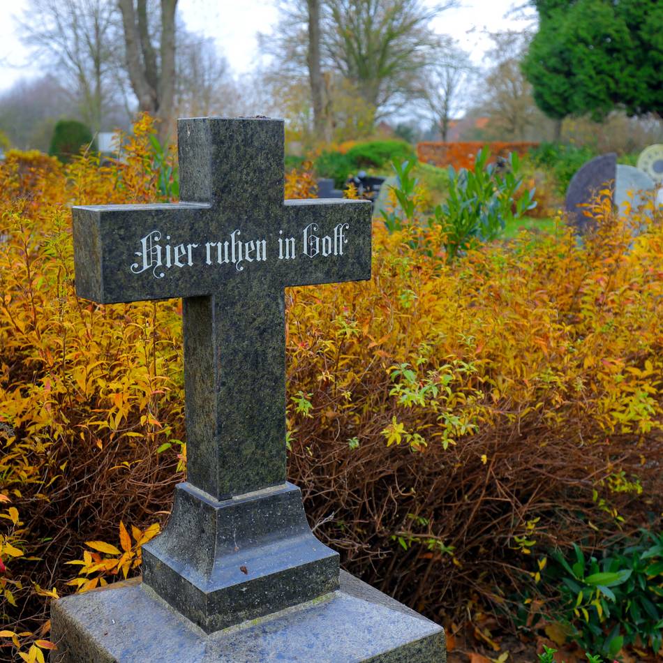 Alpens Friedhofsgebühren steigen: Hohe Rechnung für die Beerdigung