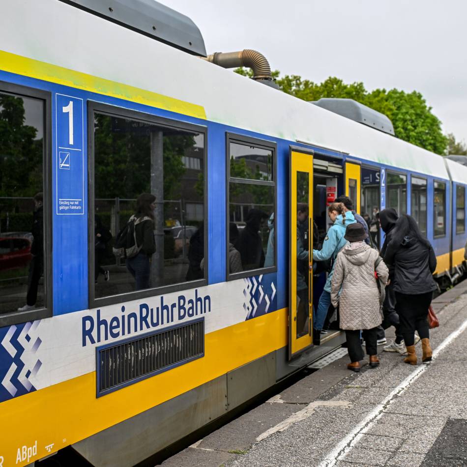 Nach Abmahnung für Rhein Ruhr Bahn: „Das Strafgeld beim RE10 sollte man in Mietfahrzeuge stecken“ – Pendler haben wenig Hoffnung auf Besserung