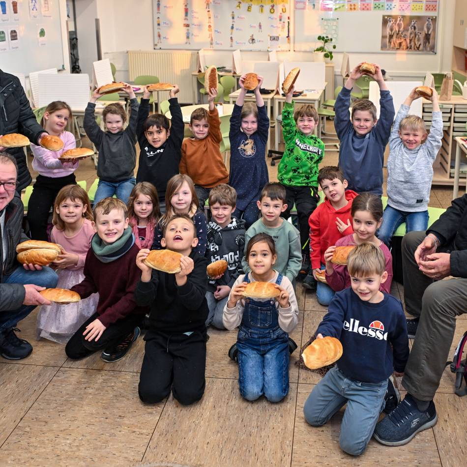 Brauchtum in Walbeck: Schützenbrüder verteilen „Sint Tönnes Stütt“ an Kinder