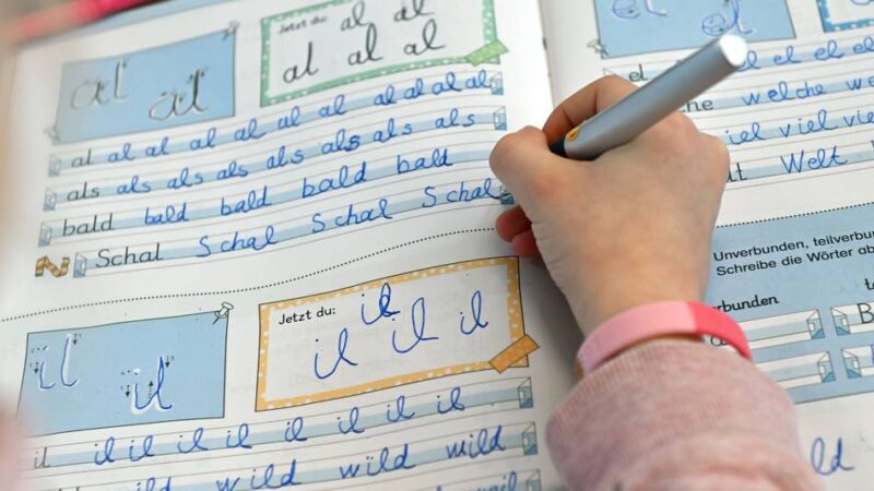 Zum Tag der Handschrift: „Kinder sollten weniger Zeit mit Wischen verbringen und mehr mit Schreiben“