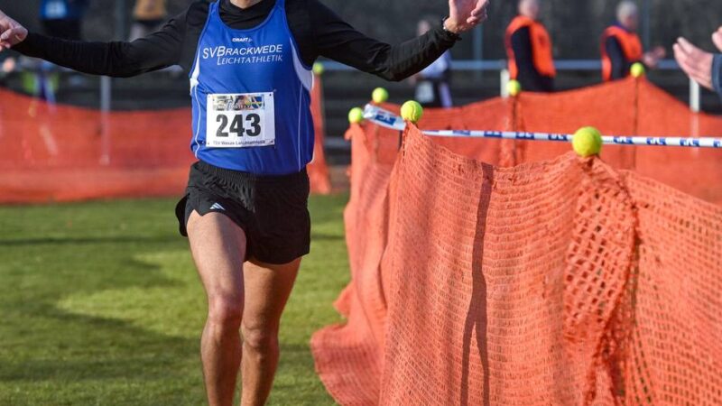 Crosslauf des TSV Weeze: Seriensieger Luca Fröhling im Duell mit einem Kickboxer