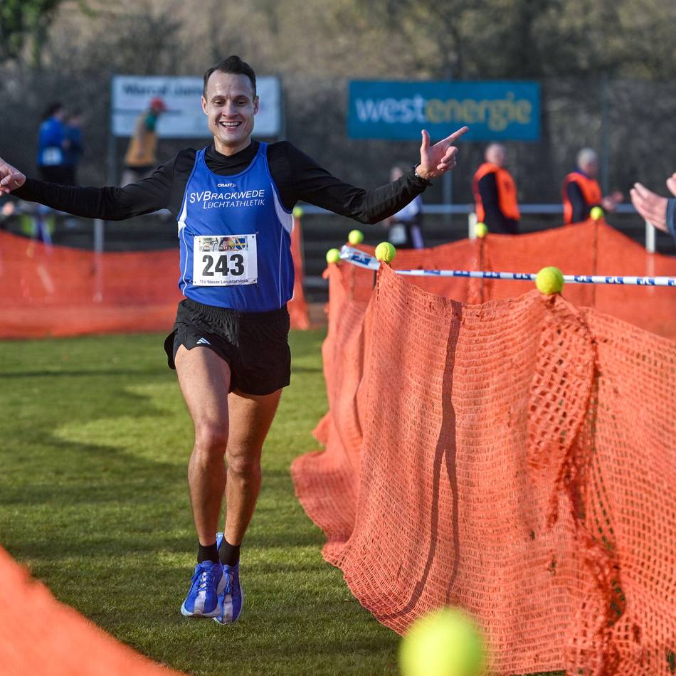 Crosslauf des TSV Weeze: Seriensieger Luca Fröhling im Duell mit einem Kickboxer