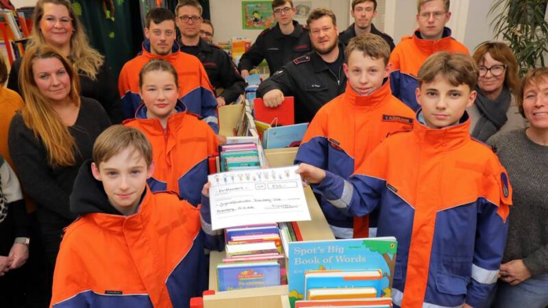 Vielfältiges Engagement : Rheinberger Verein „Leselust“ übergibt Spende an Jugendfeuerwehr
