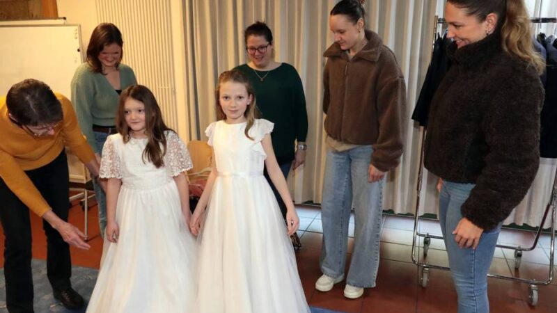 Kommunionkleider-Börse in Rheinberg: Nach einer Stunde war schon die Hälfte verkauft