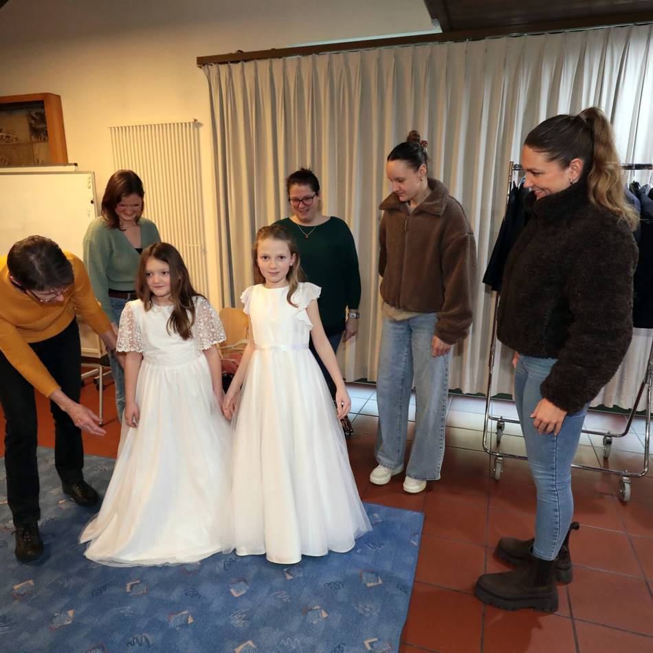 Kommunionkleider-Börse in Rheinberg: Nach einer Stunde war schon die Hälfte verkauft