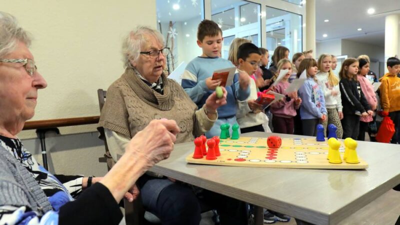 „Singen, Vorlesen, Spielen“: Projekt bringt junge und alte Rheinberger zusammen
