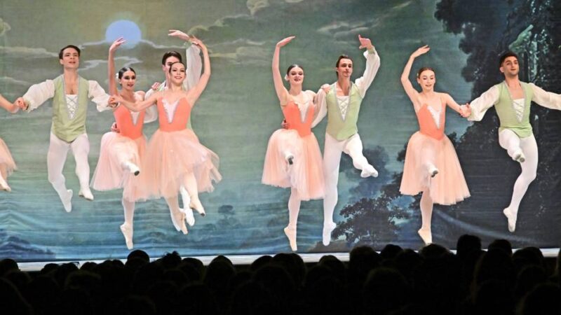 Schwanensee in Mönchengladbach: Funkelnde Kostüme, ein sterbender Schwan und Standing Ovations