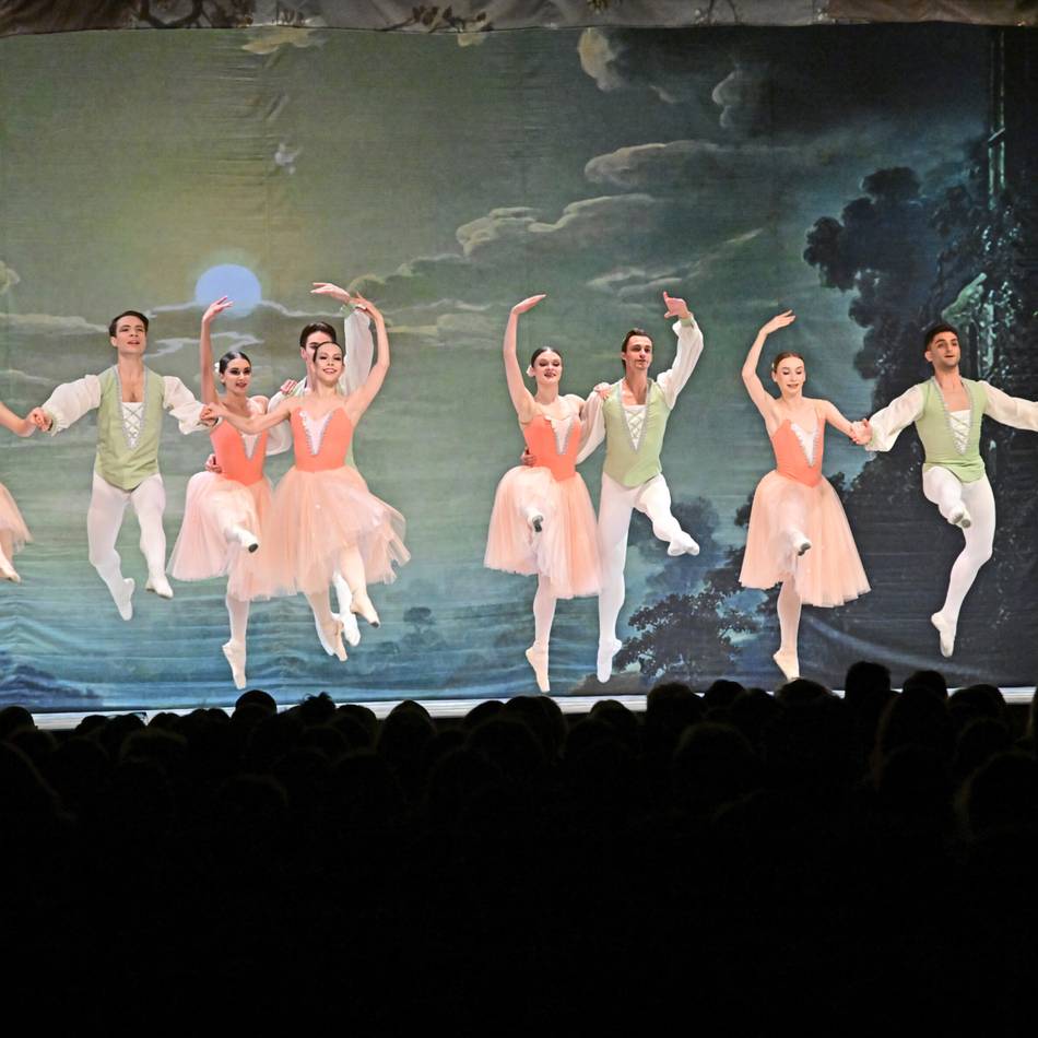 Schwanensee in Mönchengladbach: Funkelnde Kostüme, ein sterbender Schwan und Standing Ovations