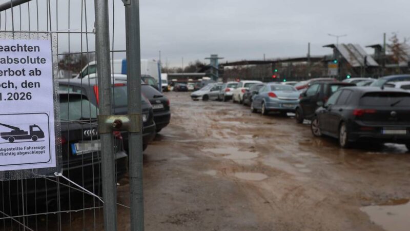 Schotterparkplatz am Bahnhof Opladen: Stadt Leverkusen schleppt geparkte Autos konsequent ab