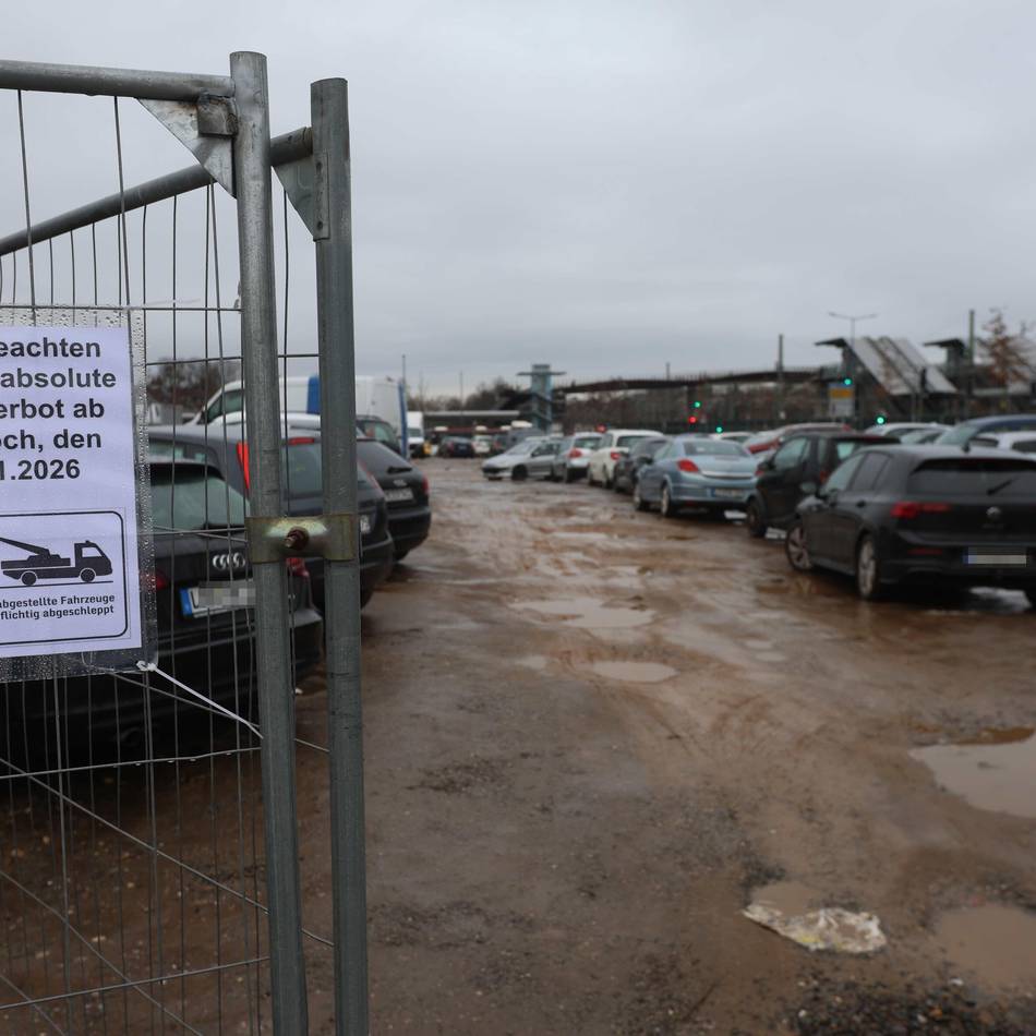 Schotterparkplatz am Bahnhof Opladen: Stadt Leverkusen schleppt geparkte Autos konsequent ab