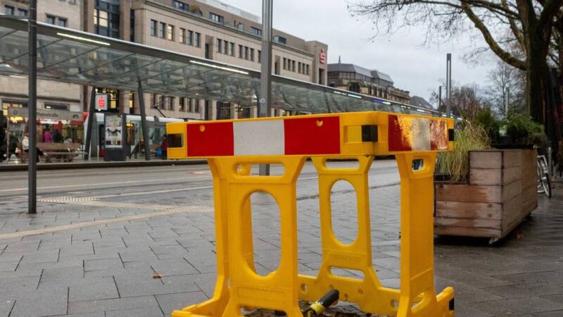 Nach Lieferwagen-Unfall: „Ohne die Uhr“ – Krefelder Wahrzeichen ist abgebaut