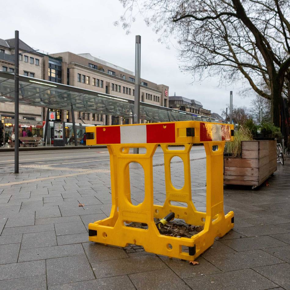 Nach Lieferwagen-Unfall: „Ohne die Uhr“ – Krefelder Wahrzeichen ist abgebaut