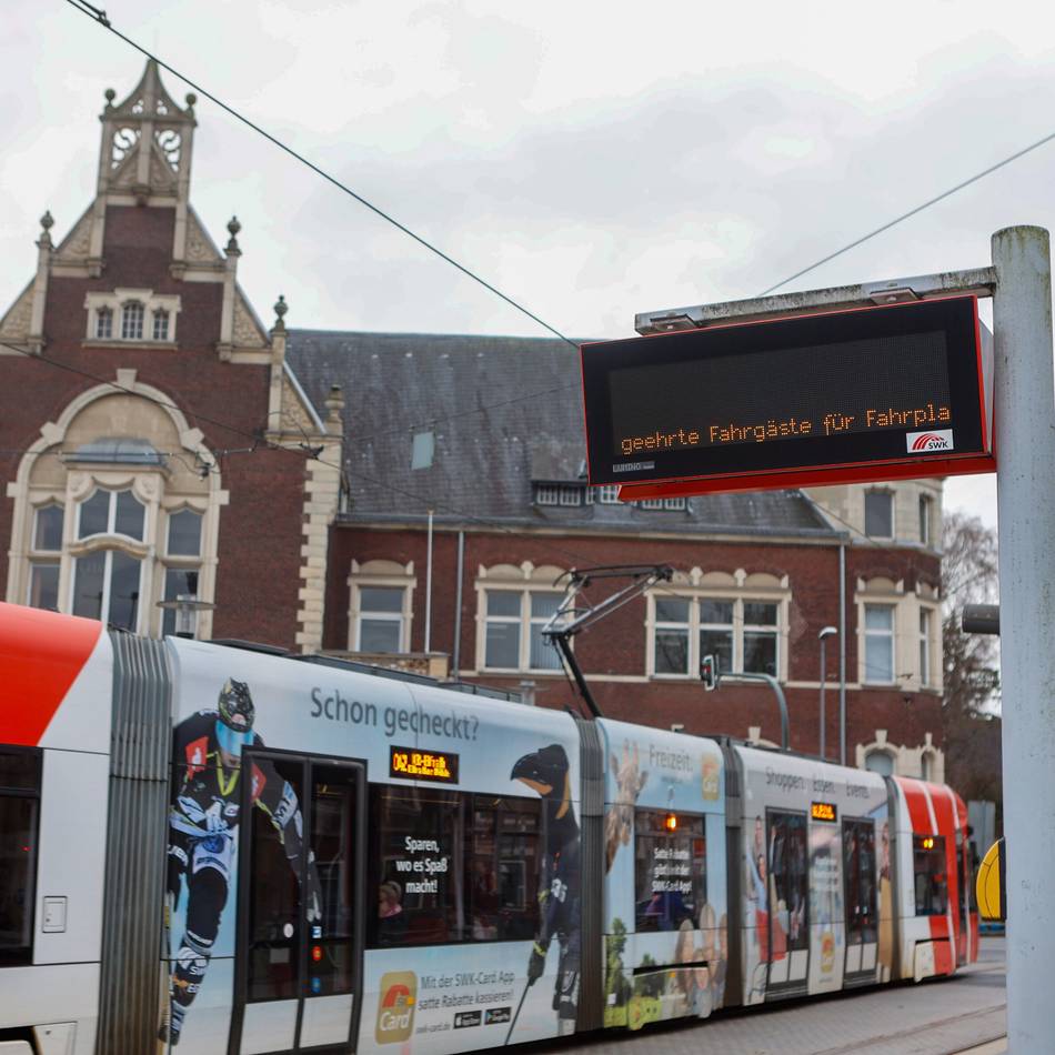Bus und Bahn in Krefeld: Anzeigetafeln der SWK zeigen keine Zeiten mehr an
