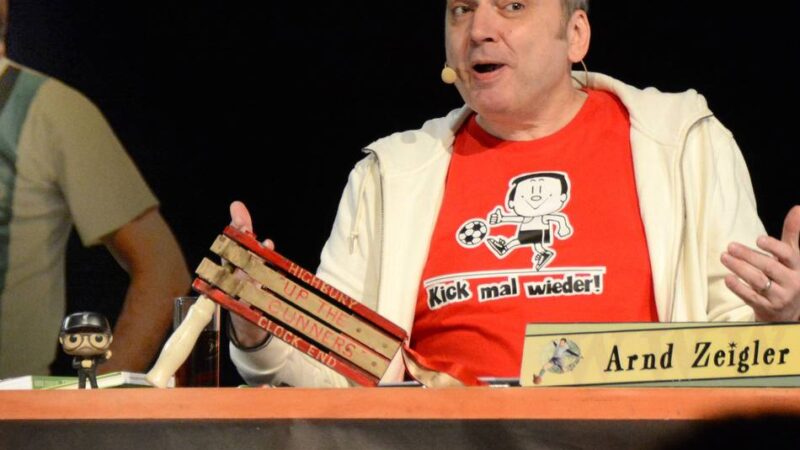 Fußballkenner Arnd Zeigler gastiert in Neuss: Kacktor des Monats als Markenzeichen