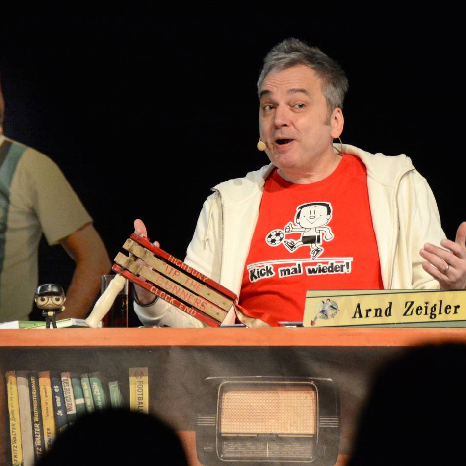 Fußballkenner Arnd Zeigler gastiert in Neuss: Kacktor des Monats als Markenzeichen