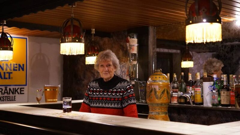 Mönchengladbacher zeigen ihre Partykeller: Ledersitze und Mahagoniholz inklusive alter Asbach-Pulle