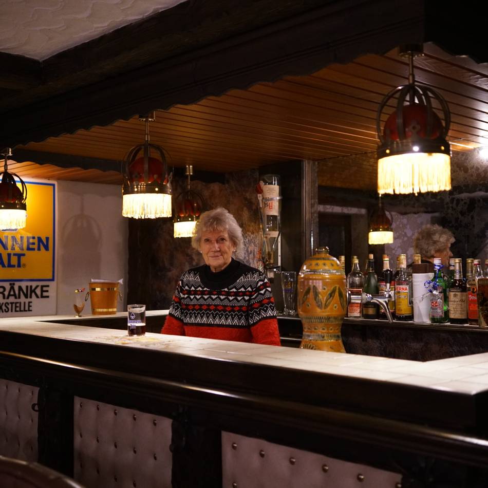 Mönchengladbacher zeigen ihre Partykeller: Ledersitze und Mahagoniholz inklusive alter Asbach-Pulle