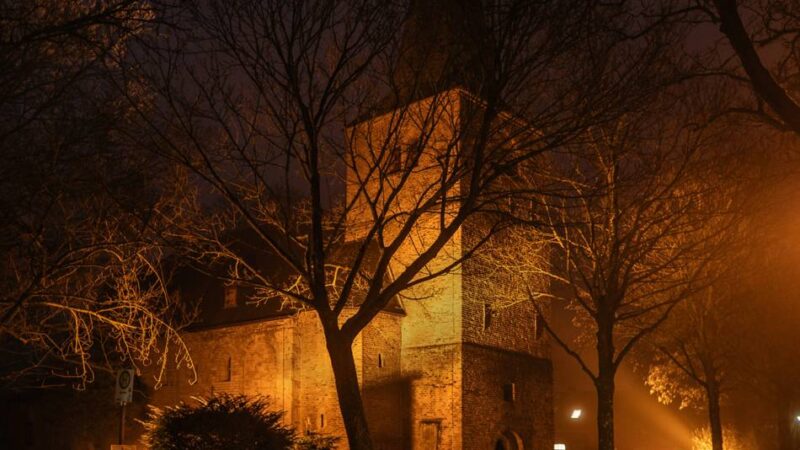 Zukunft der Alten Kirche Kellen offen: Risse in der Kirchenwand und herausfallende Steinbrocken