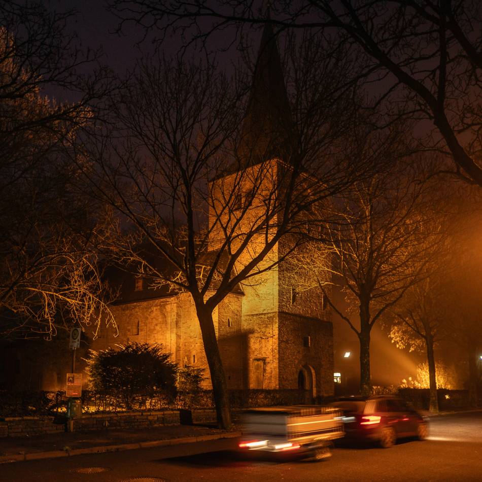 Zukunft der Alten Kirche Kellen offen: Risse in der Kirchenwand und herausfallende Steinbrocken