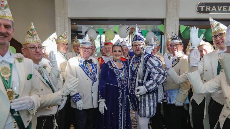 Karneval in Düsseldorf: Fast 30 Stunden Karnevalsparty- DKG Weissfräcke waren unterwegs mit der Schifftstour