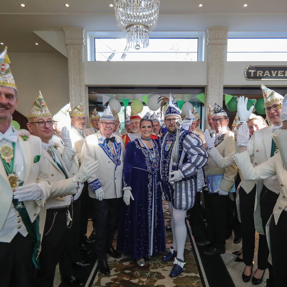 Karneval in Düsseldorf: Fast 30 Stunden Karnevalsparty- DKG Weissfräcke waren unterwegs mit der Schifftstour