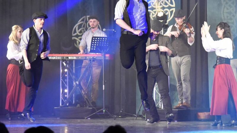 Tanzshow „Celtic Rhythms“ in Hückeswagen: Wenn irische Tänze und Musik „elektrisieren“