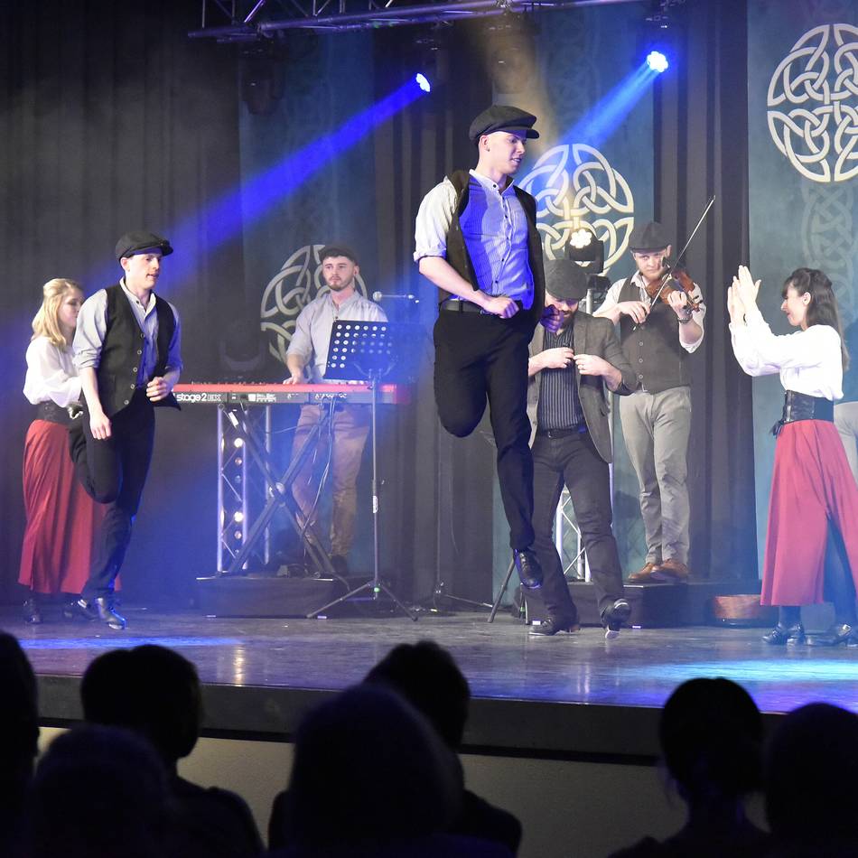 Tanzshow „Celtic Rhythms“ in Hückeswagen: Wenn irische Tänze und Musik „elektrisieren“