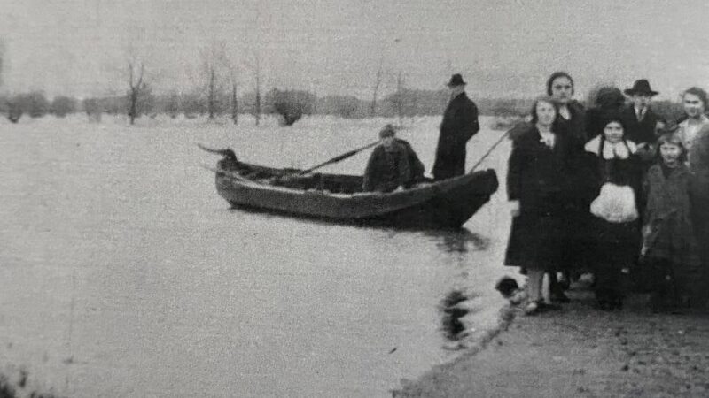Hochwasser in Menzelen 1926: Seelsorge per Kahn im überfluteten Dorf