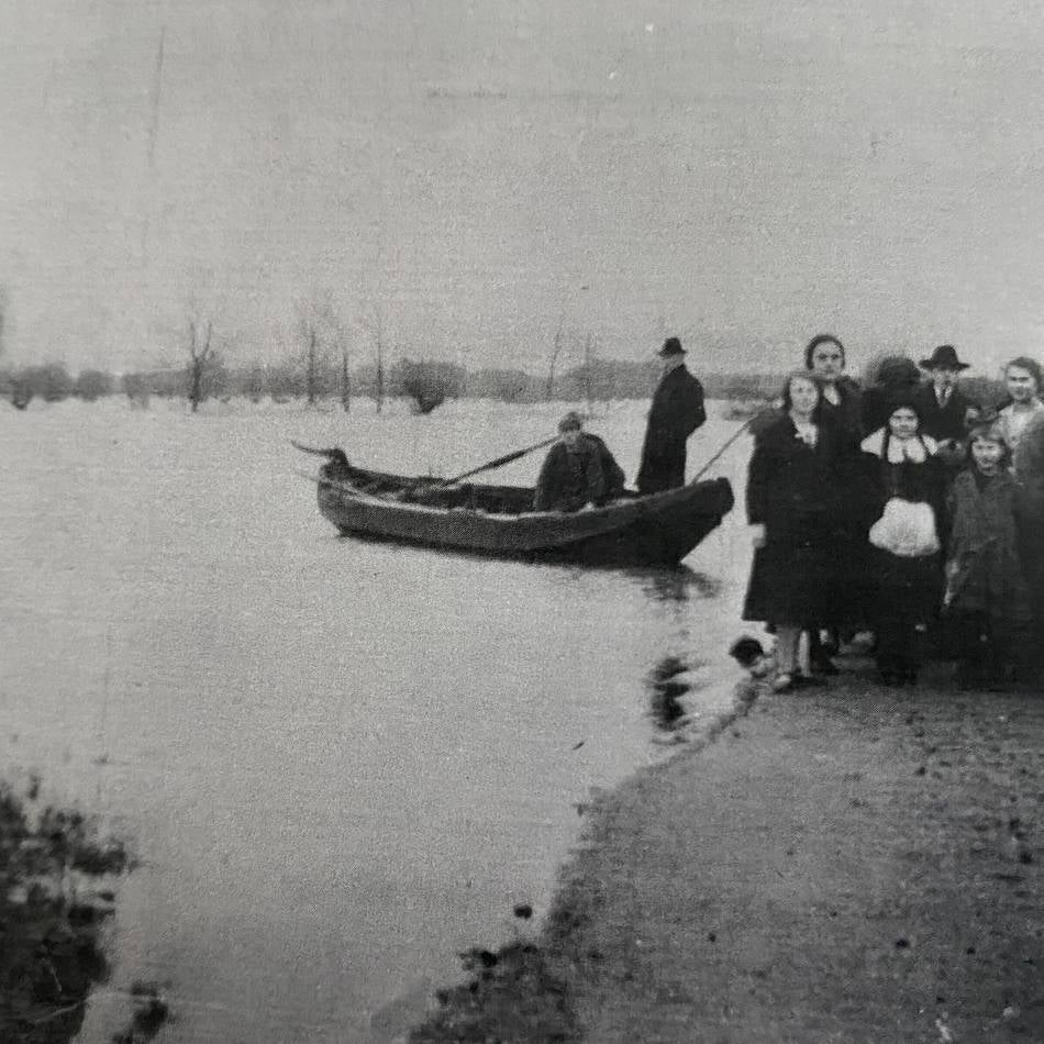 Hochwasser in Menzelen 1926: Seelsorge per Kahn im überfluteten Dorf