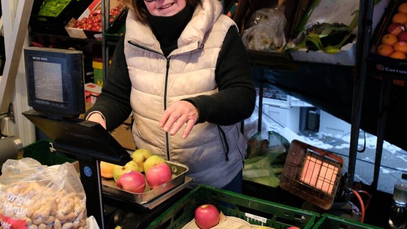 Eisiger Wochenmarkt in Heiligenhaus: „Ich trage fünf Schichten übereinander“