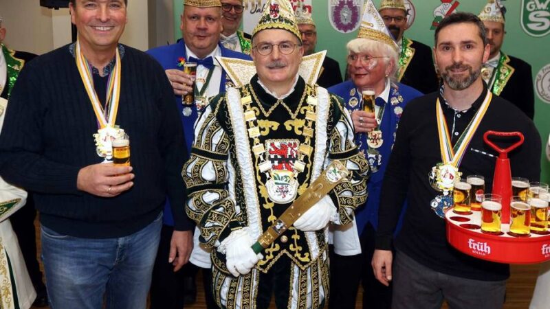 Karneval in Leverkusen: Prinz Rogério I. übernimmt Kommando in Prinzenburg an der Bismarckstraße