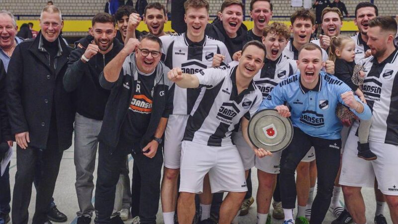 Hallenfußball-Stadtmeisterschaft: Der SV Rindern feiert den optimalen Start ins Jubiläumsjahr