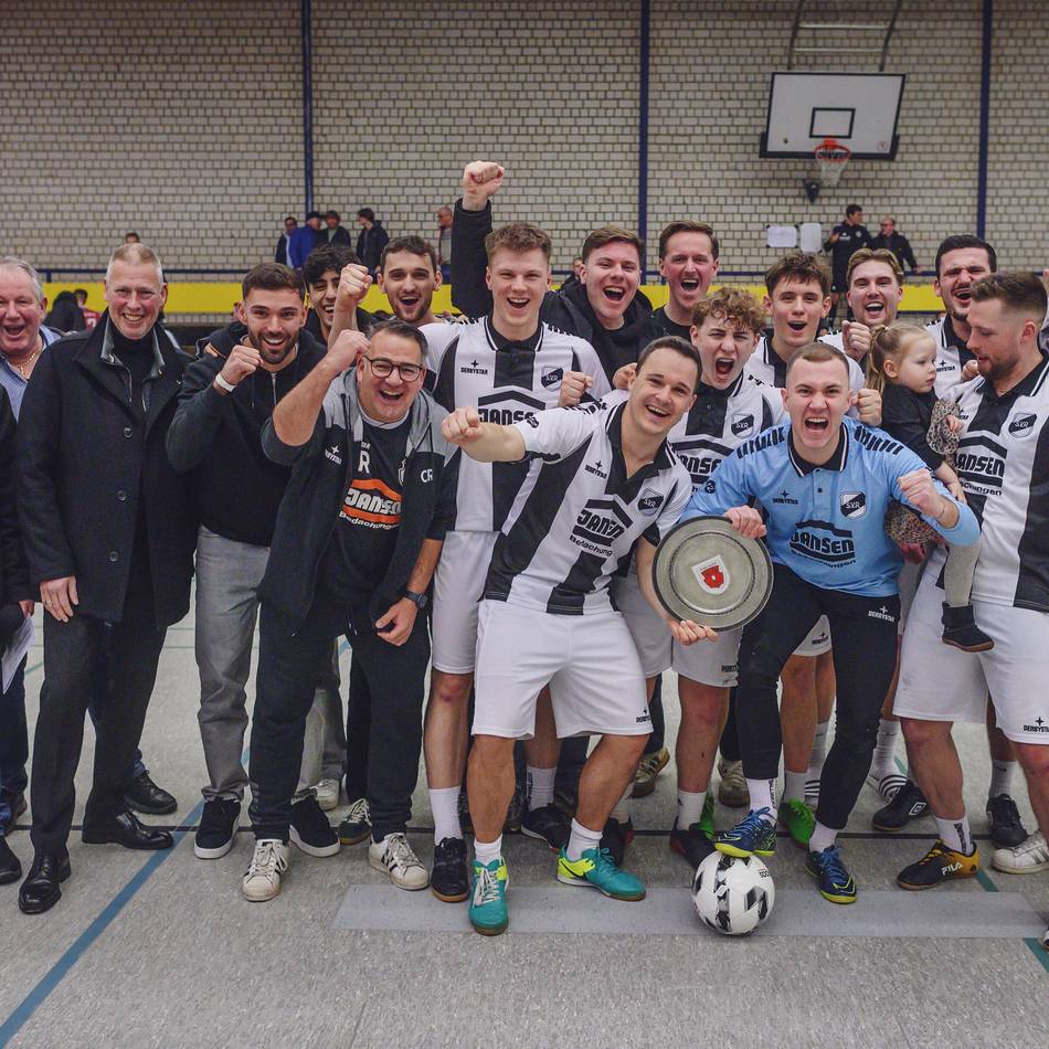 Hallenfußball-Stadtmeisterschaft: Der SV Rindern feiert den optimalen Start ins Jubiläumsjahr