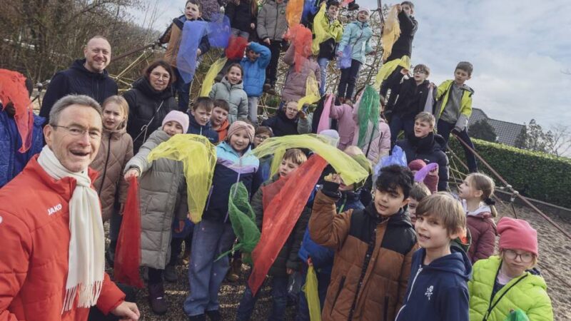 Grundschüler treten bei den Funkern auf: Klever Kinder feiern Karneval auf Kleefs Platt – „Mundart muss gelebt werden“