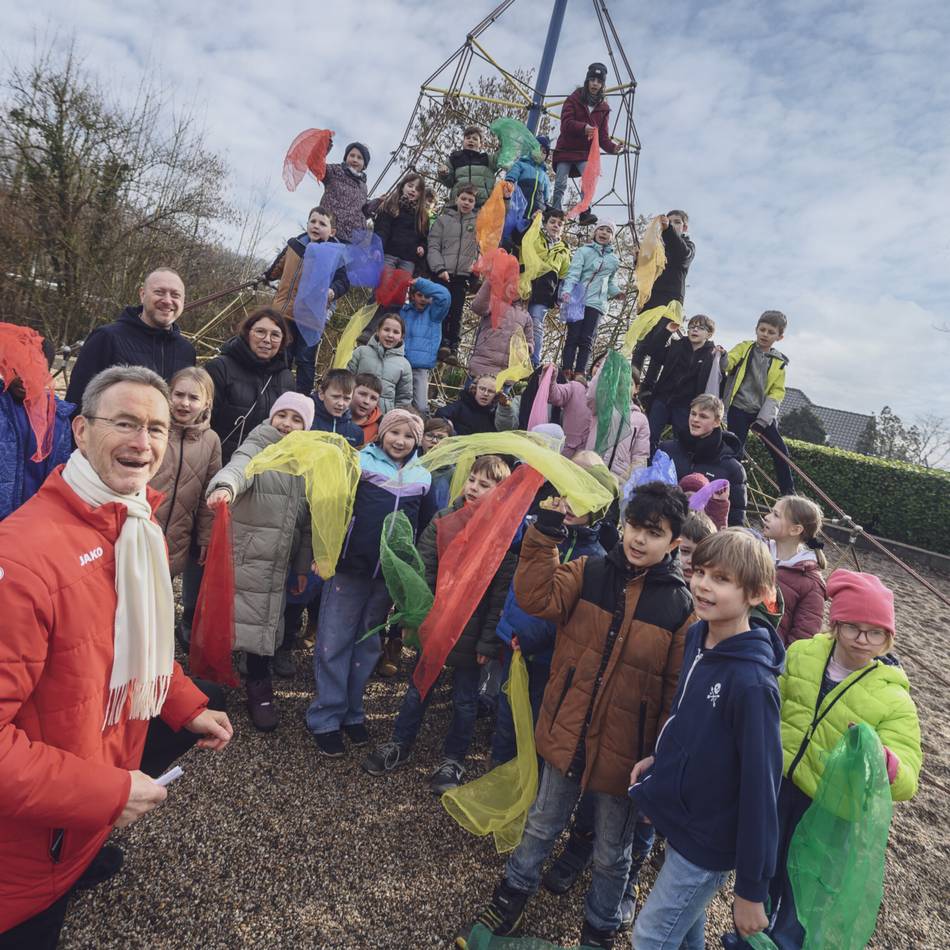 Grundschüler treten bei den Funkern auf: Klever Kinder feiern Karneval auf Kleefs Platt – „Mundart muss gelebt werden“