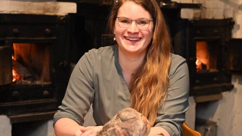 Backen in Wermelskirchen-Neuemühle: Duftende Brotlaibe aus dem historischen Holzofen