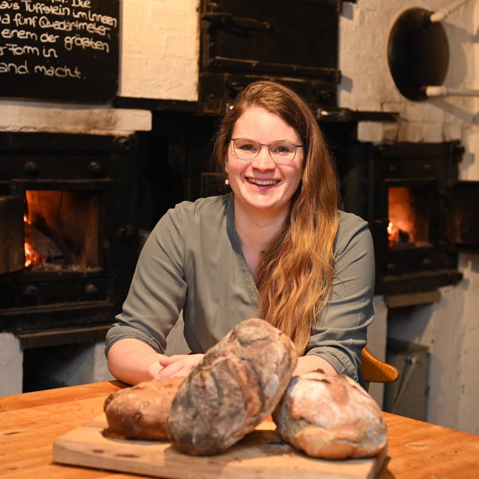 Backen in Wermelskirchen-Neuemühle: Duftende Brotlaibe aus dem historischen Holzofen