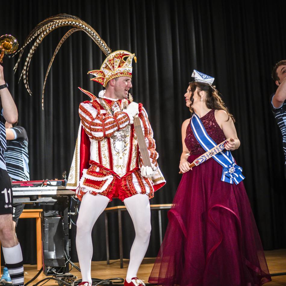 Endspurt vor den tollen Tagen: Prinzenpaar bringt Karneval in Schulen – „bei Teenagern geht Begeisterung verloren“