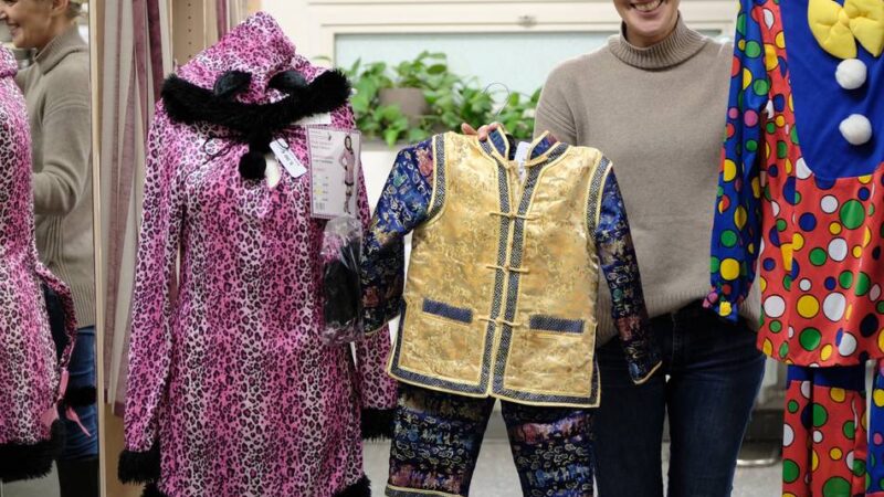 Sozialkaufhaus in Ratingen: Jecke Kostüme zum kleinen Preis