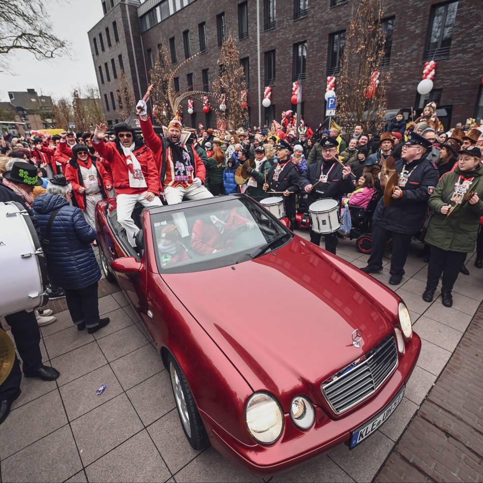Narren übernehmen die Macht: So wird der närrische Rathaussturm in Kleve 2026