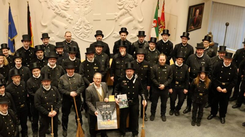 Neusjahrsbesuch der Schornsteinfeger: Mehr als 40 Glücksbringer im Neusser Rathaus