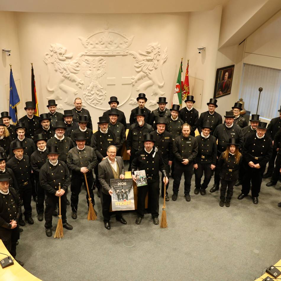 Neusjahrsbesuch der Schornsteinfeger: Mehr als 40 Glücksbringer im Neusser Rathaus