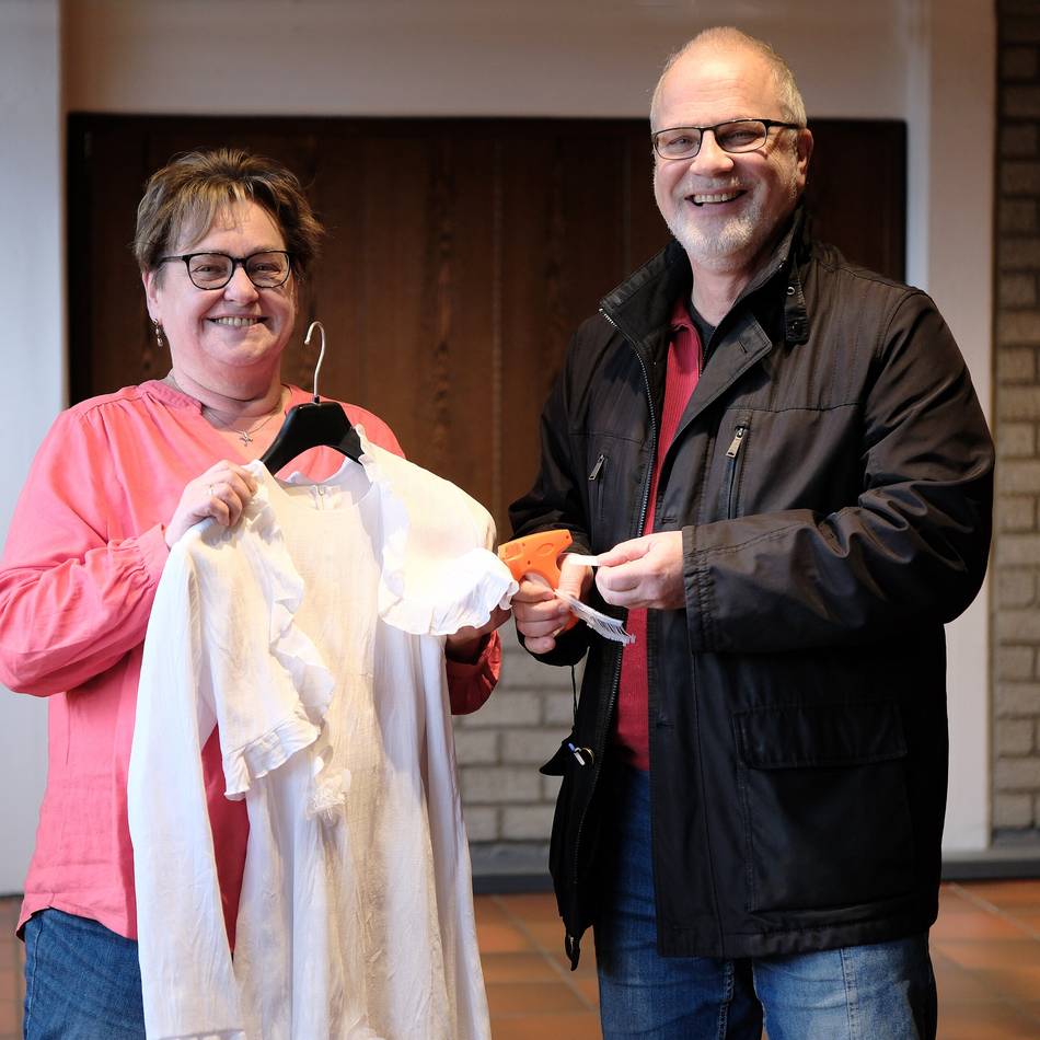 Pfarrzentreum St. Suitbertus Heiligenhaus: Börse für Kommunionkleider – und Karneval