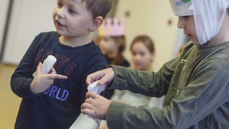 Notruf, Pflaster, stabile Seitenlage: Wie Kinder schon in der Kita Erste Hilfe lernen