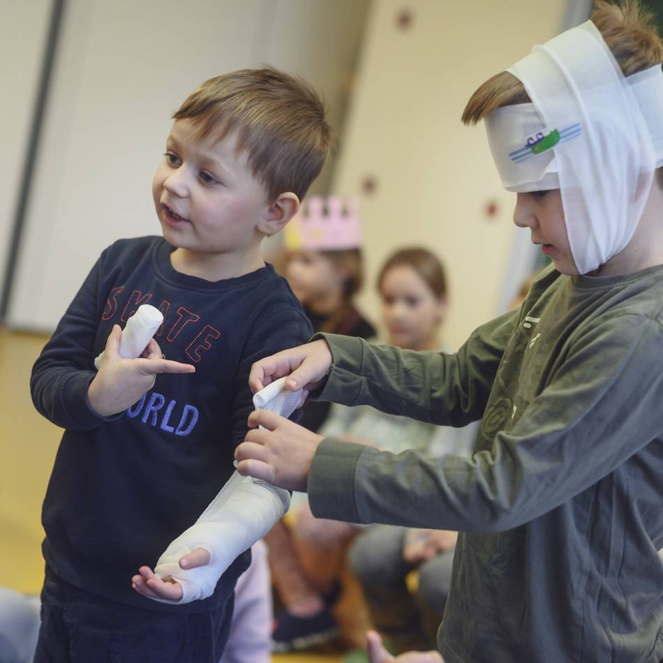 Notruf, Pflaster, stabile Seitenlage: Wie Kinder schon in der Kita Erste Hilfe lernen