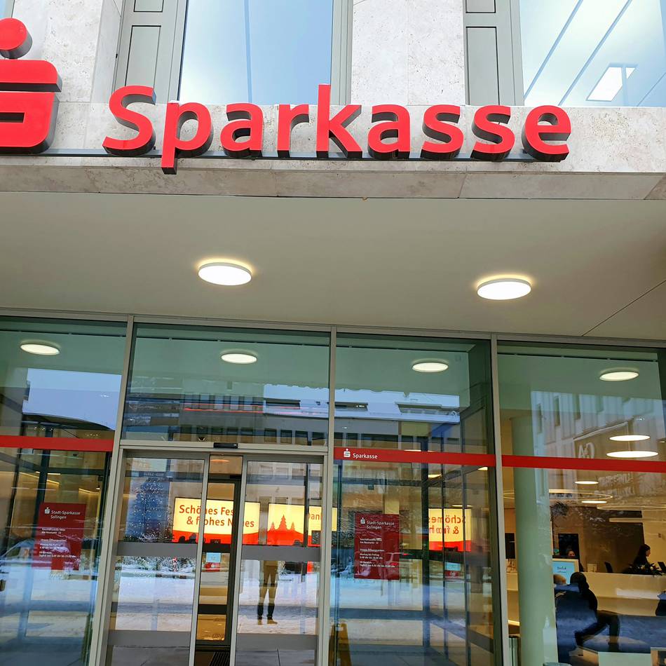 Stadt-Sparkasse Solingen: Wo ein Roboter das Schließfach holt