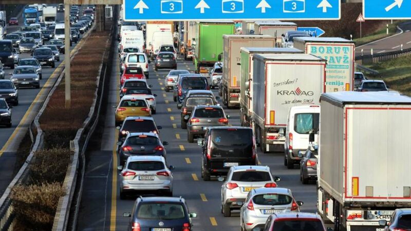 Autobahn bei Leverkusen: Von Anhänger gerutschte Baumaschine sorgt für Verkehrschaos auf der A 3